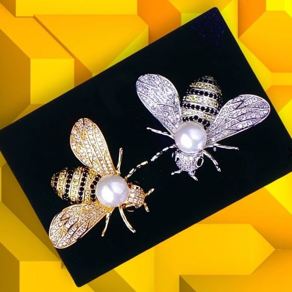 Honey Bee Enamel Pearl Black White Glittery Diamond Wings Bumblebee Bey Brooch - Picture 1 of 4